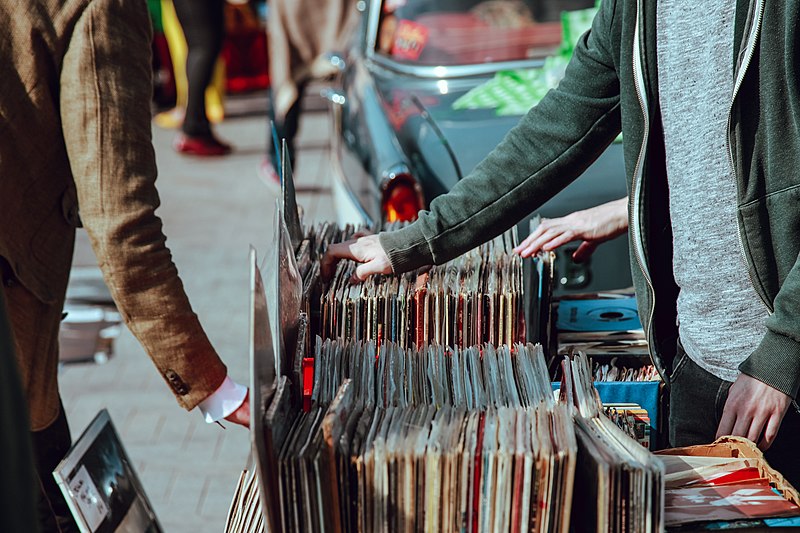 Vinyl Set To Overtake CD Sales in 2019